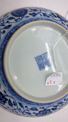 Lot 112 - A Chinese blue and white dish