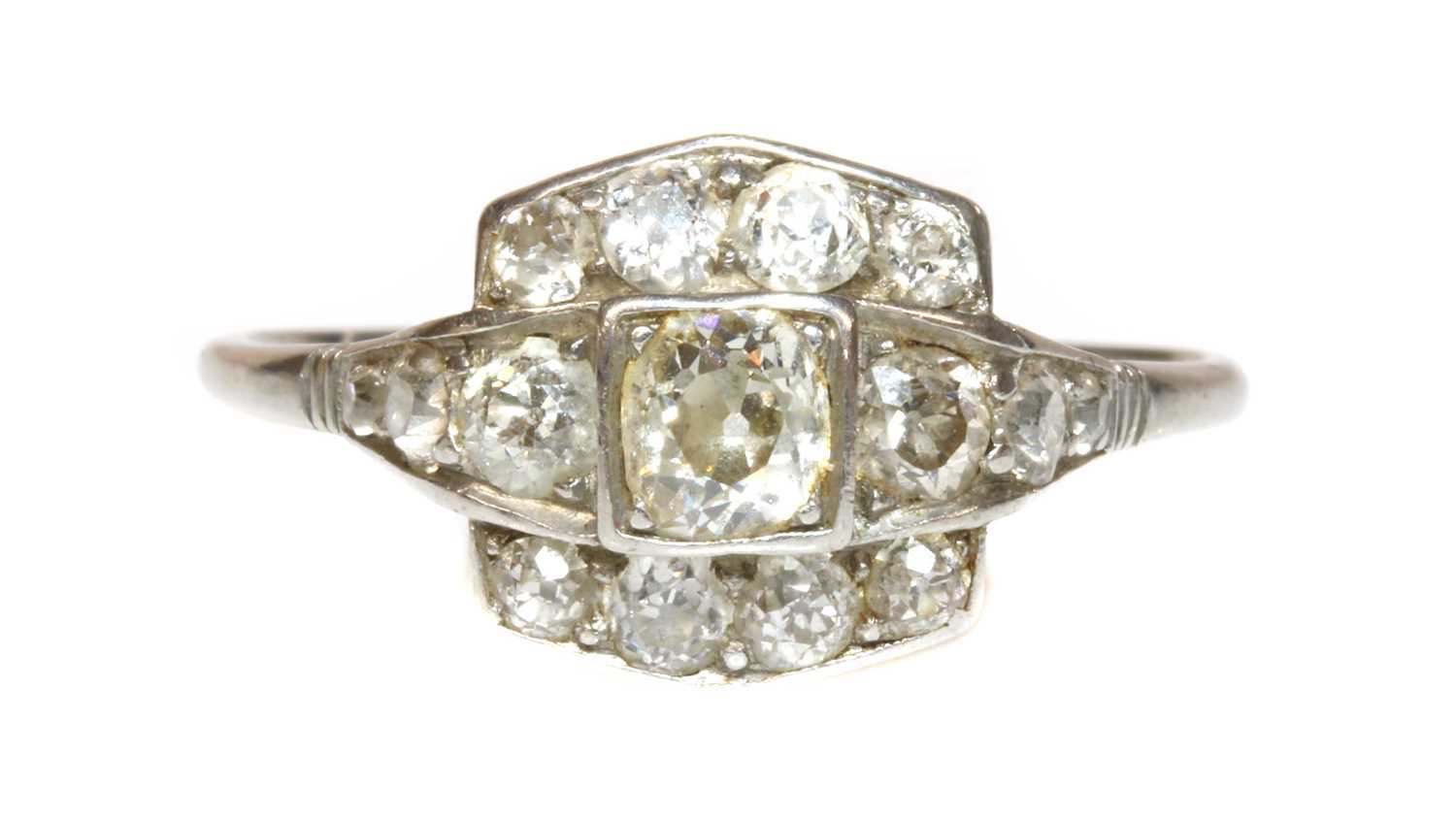 Lot 173 - An Art Deco diamond set cushion shaped cluster ring