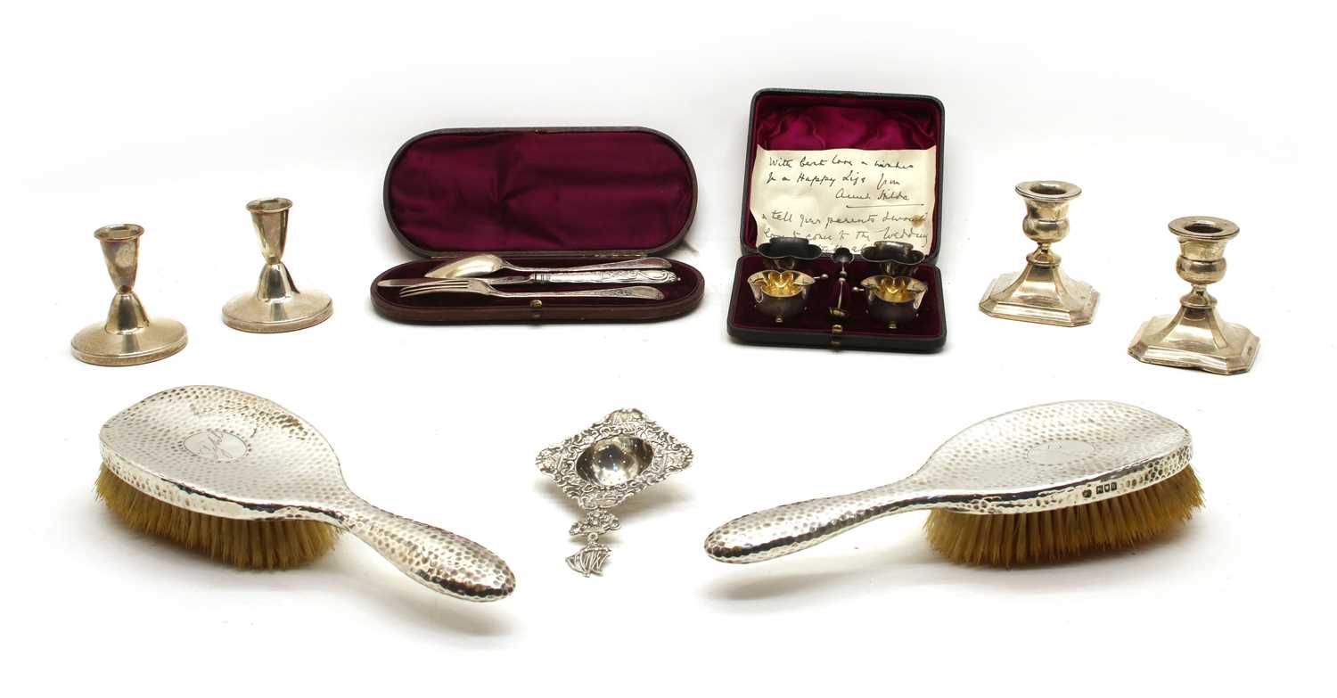 Lot 32 - A quantity of silver items