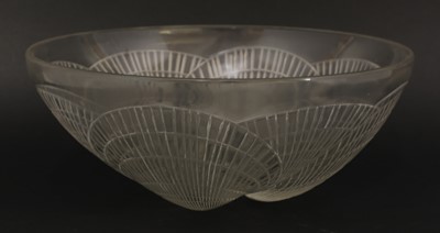 Lot 136 - A Lalique 'Coquilles' clear glass bowl