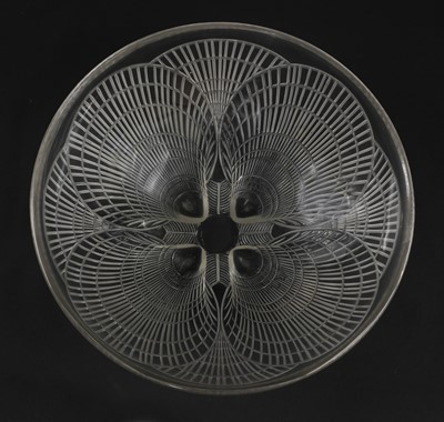 Lot 136 - A Lalique 'Coquilles' clear glass bowl