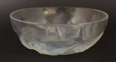 Lot 134 - A Lalique 'Ondines' opalescent glass bowl
