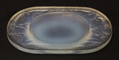 Lot 142 - A Lalique 'Medici' opalescent glass dish