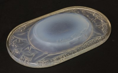 Lot 142 - A Lalique 'Medici' opalescent glass dish