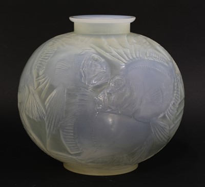 Lot 135 - A Lalique 'Poissons' opalescent glass vase