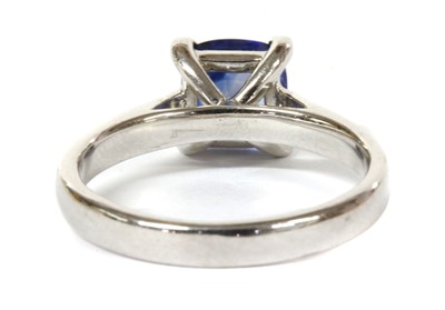 Lot 125 - A platinum single stone sapphire ring