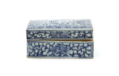 Lot 147 - A large Chinese blue and white porcelain cosmetic box and cover