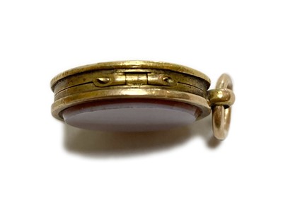 Lot 5 - A gold chalcedony locket
