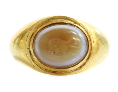 Lot 9 - A Roman gentlemen's high carat gold 'eye' agate intaglio ring