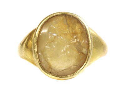 Lot 21 - A Georgian gentlemen's gold agate intaglio cameo ring