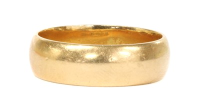 Lot 96 - An 18ct gold 'D' section wedding ring