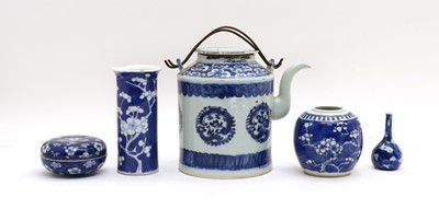 Lot 138 - A collection of Chinese blue and white
