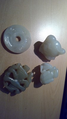 Lot 33 - A collection of Chinese jade carvings