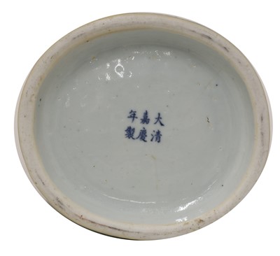 Lot 33 - A Chinese blue and white brush pot