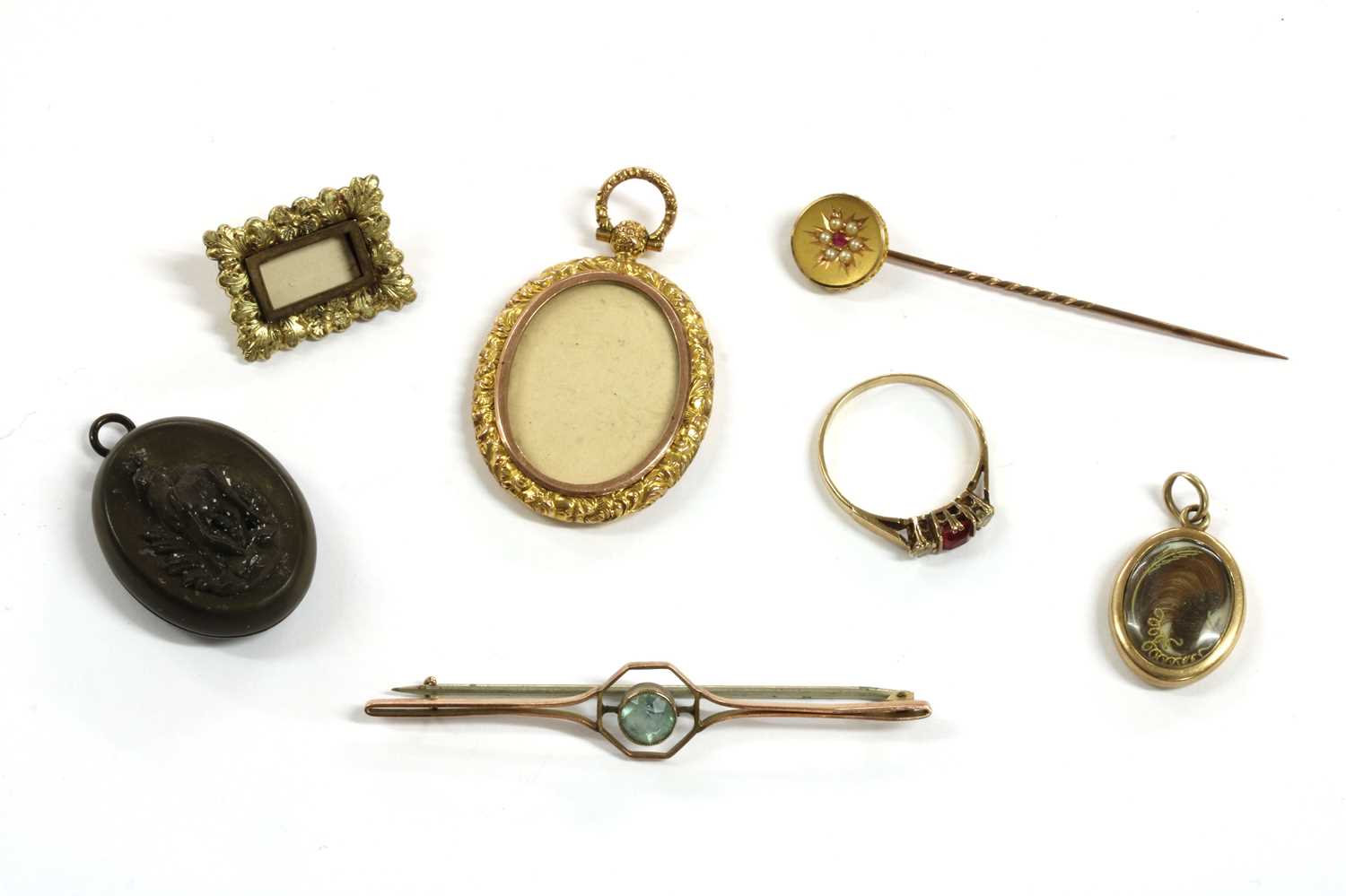 Lot 32 - A quantity of Victorian and later jewellery