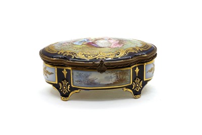 Lot 107 - A Continental porcelain trinket box stamped Chateau des Tuileries