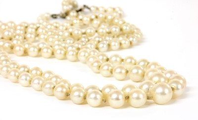 Lot 221 - A two row graduated cultured pearl necklace
