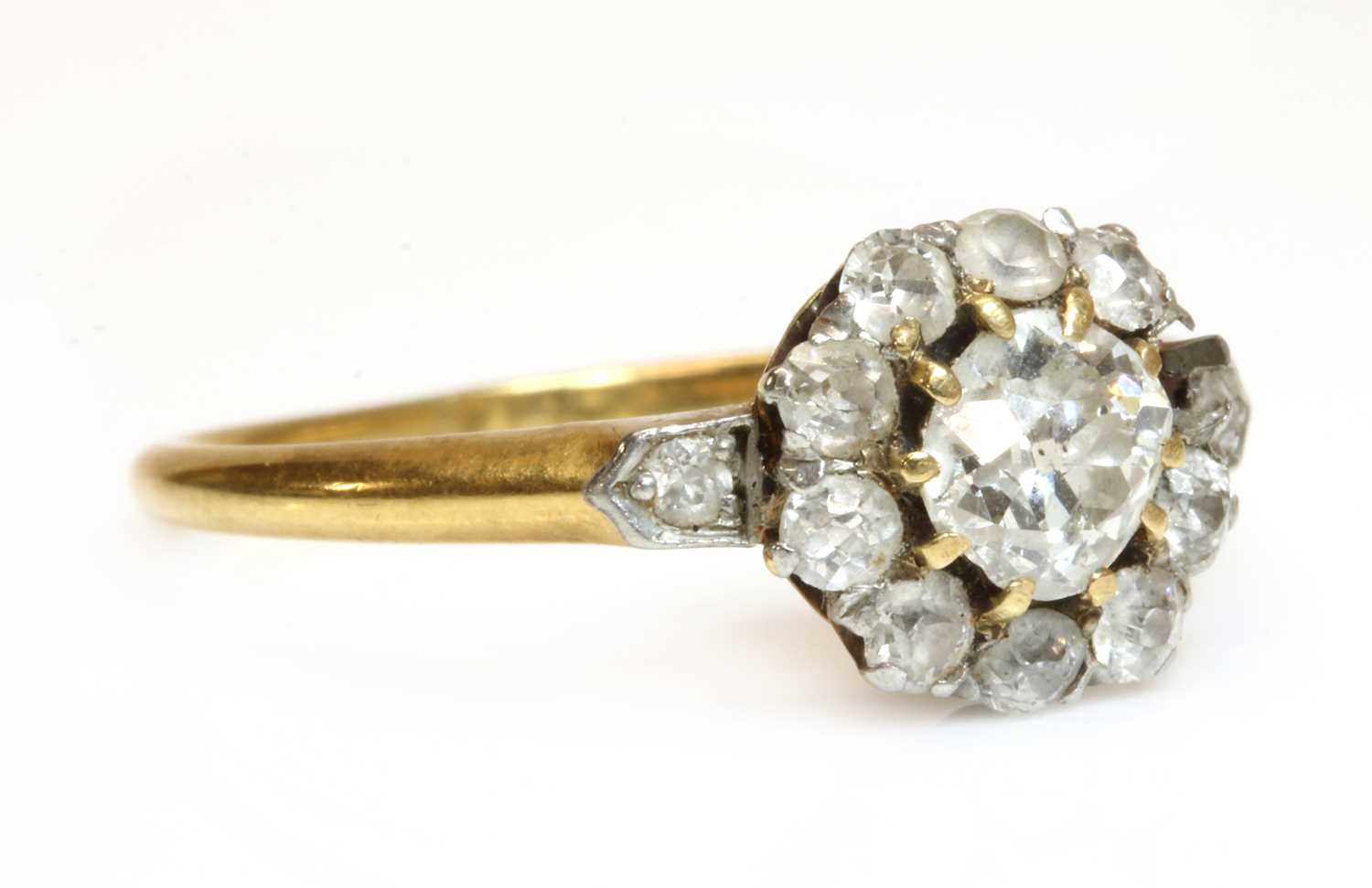 Lot 56 - An Edwardian gold diamond cluster ring