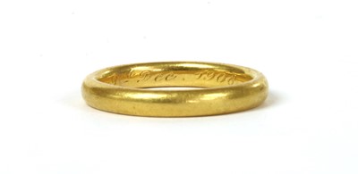 Lot 55 - A gold light court section wedding ring