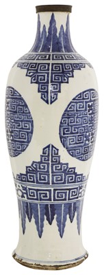 Lot 17 - A Chinese blue and white vase