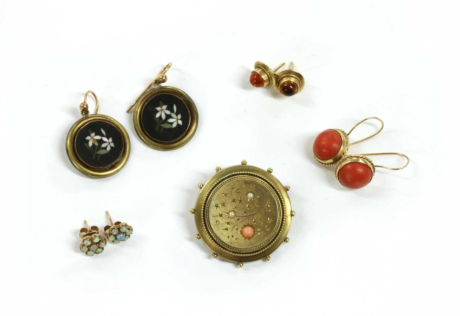 Lot 31 - A Victorian gold coral and split pearl brooch