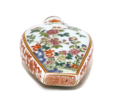 Lot 156 - A Chinese famille rose snuff bottle