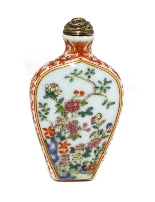 Lot 156 - A Chinese famille rose snuff bottle