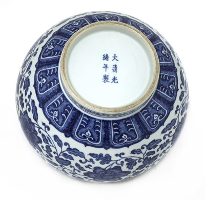 Lot 287 - A Chinese blue and white vase