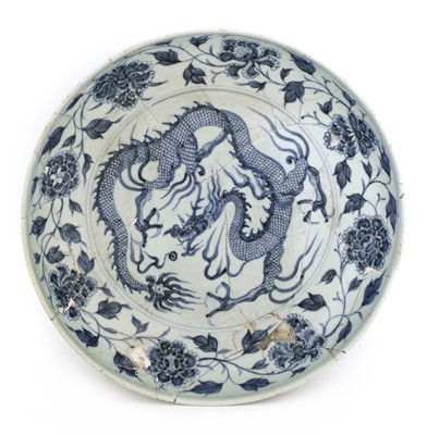 Lot 323 - A Chinese blue and white plate