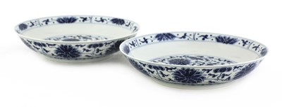 Lot 283 - A pair of Chinese blue and white plates