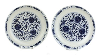Lot 283 - A pair of Chinese blue and white plates