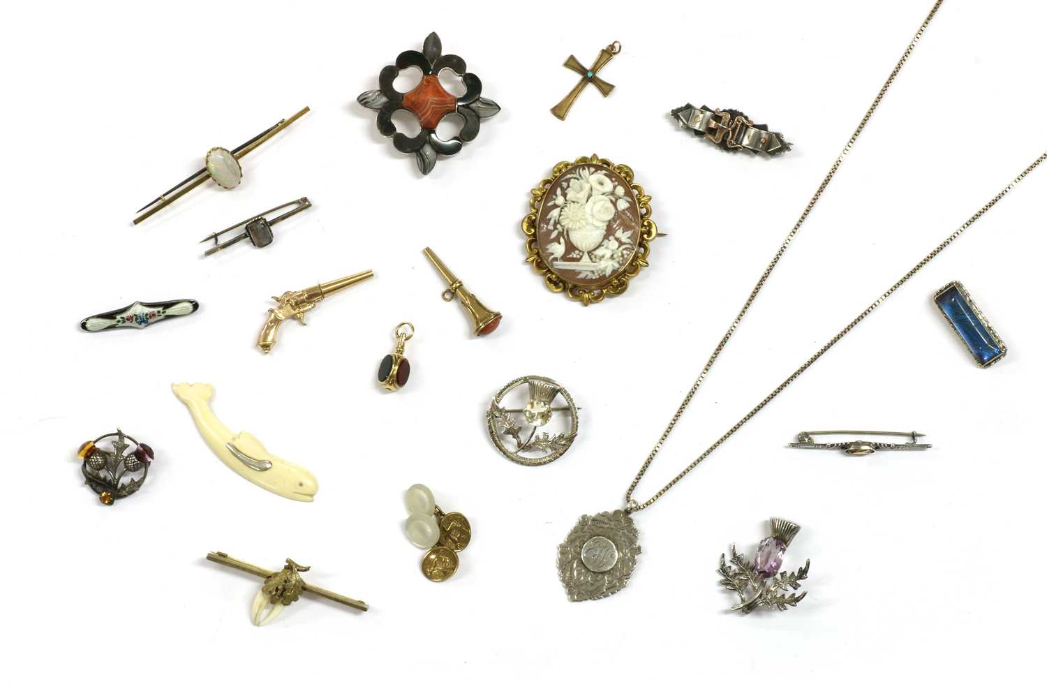 Lot 33 - A quantity of Victorian and later jewellery