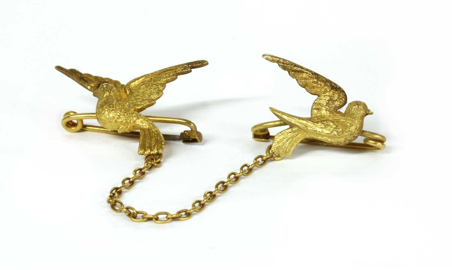 Lot 6 - A gold double bird brooch