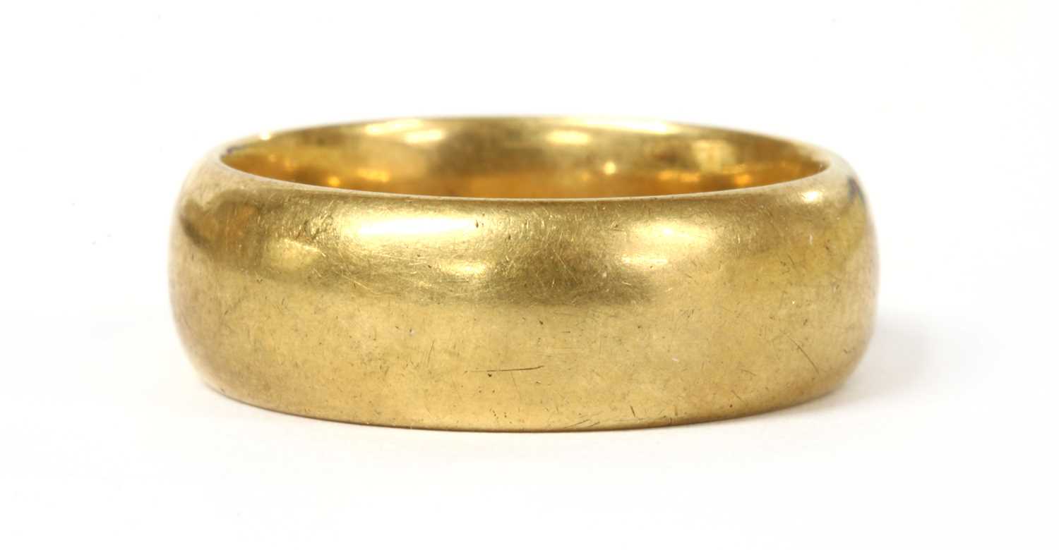 Lot 56 - An 18ct gold light court section wedding ring