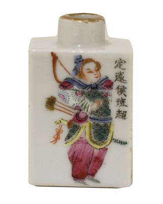 Lot 157 - A Chinese famille rose snuff bottle