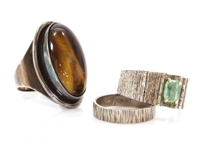 Lot 259 - A single stone green tourmaline ring, attributed to Iris Oakes, c.1970