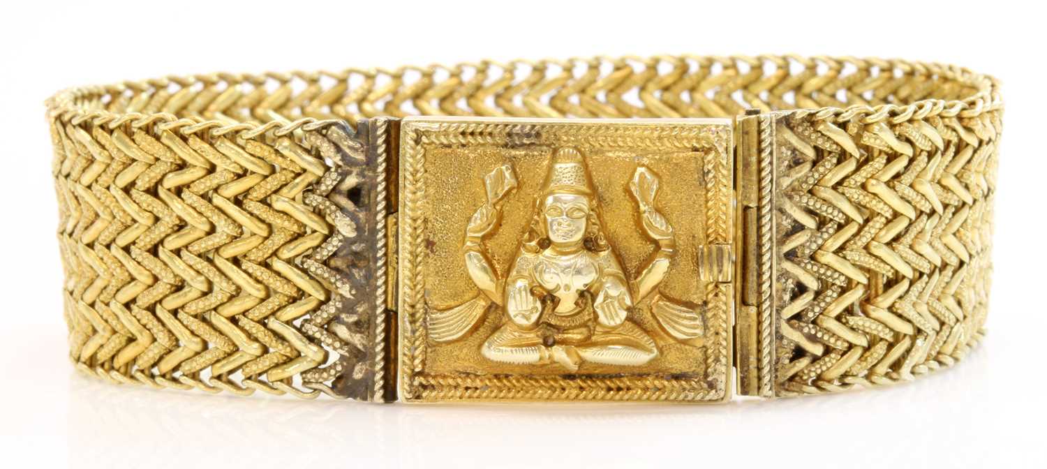 Lot 120 - An Anglo-Indian gold chevron link bracelet