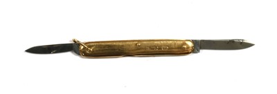 Lot 243 - A 9ct gold folding pocket knife