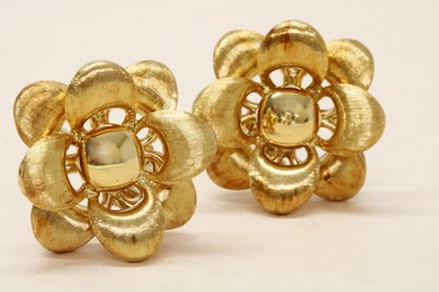 Lot 315 - A pair of Italian gold hollow flower head earrings
