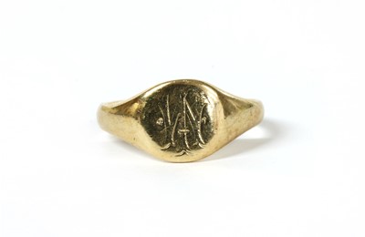 Lot 59 - A 9ct gold signet ring