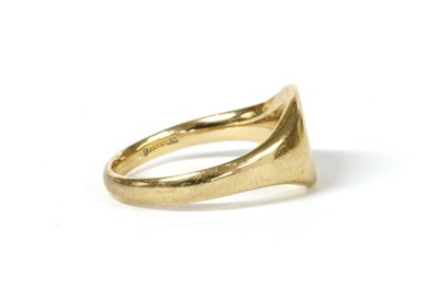 Lot 59 - A 9ct gold signet ring