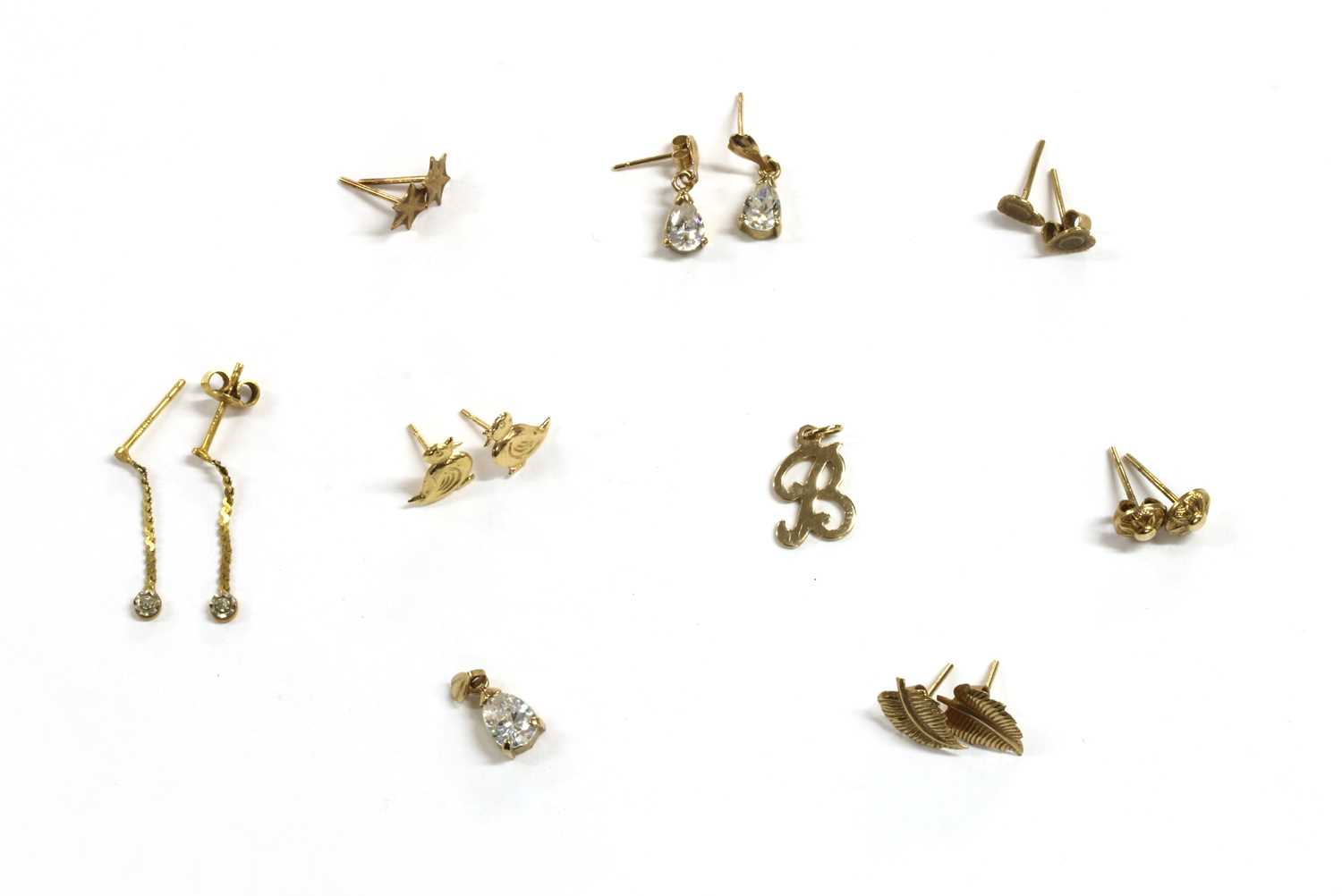 Lot 90 - A quantity of gold earrings