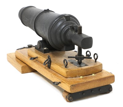 Lot 726 - A model of a late 18th century naval carronade