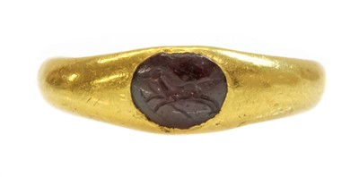 Lot 7 - A Roman high carat gold garnet intaglio ring