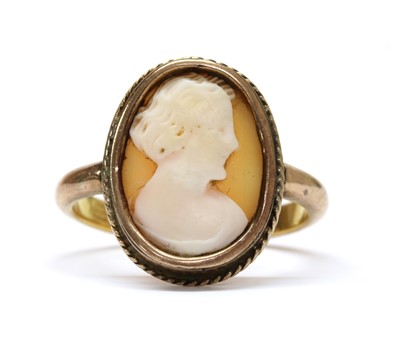 Lot 1387 - A gold cameo ring