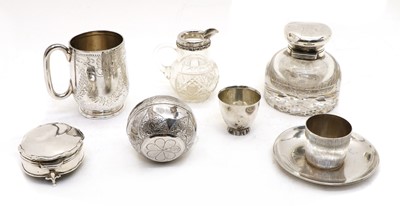 Lot 26 - A collection of silver items
