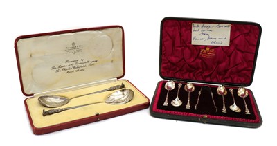 Lot 121 - A pair of cased apostle spoons