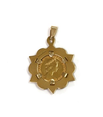 Lot 1094 - An Elizabeth II half sovereign pendant