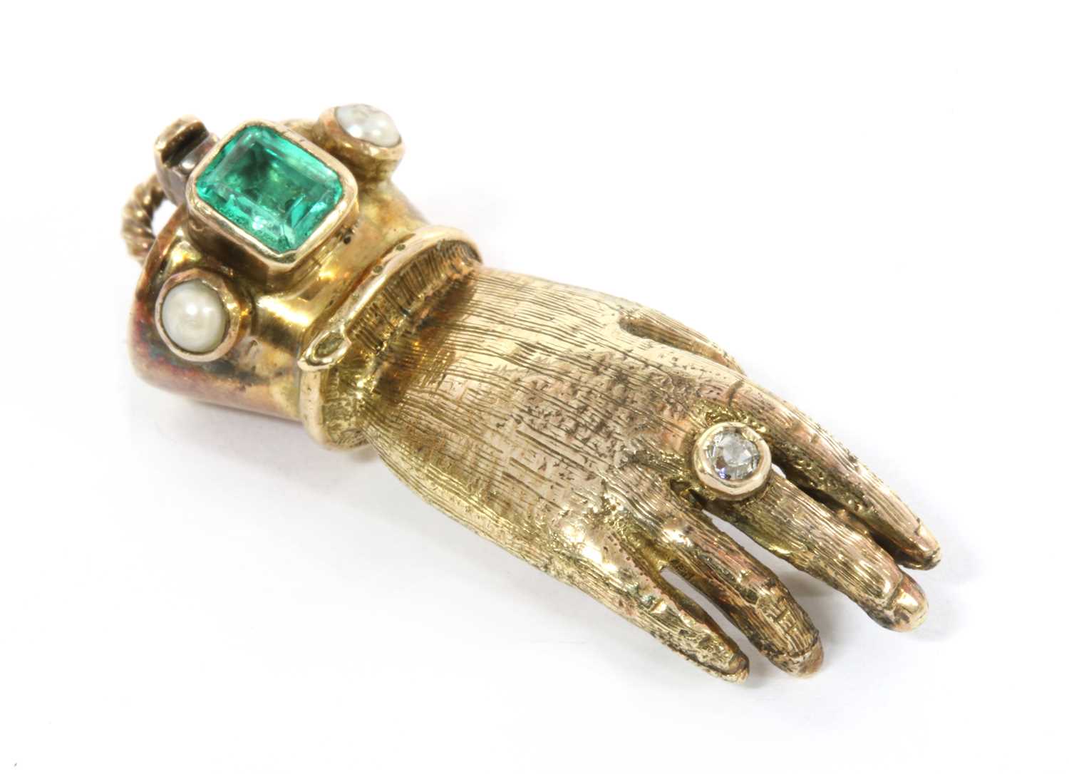 Lot 144 - An 18ct gold emerald, diamond and split pearl Regency-style hand clasp