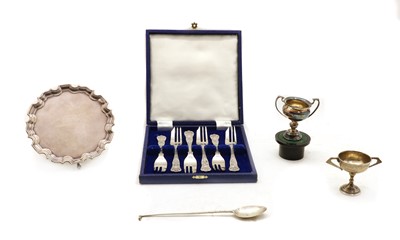 Lot 105 - A collection of silver items